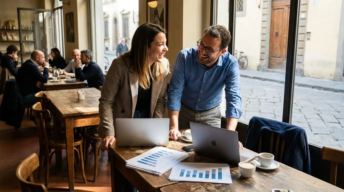 Consulente di marketing e titolare di attivita analizzano dati a un tavolo
